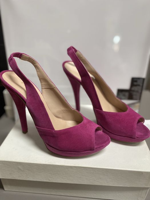 Италиански Нови велурени сандали на висок ток