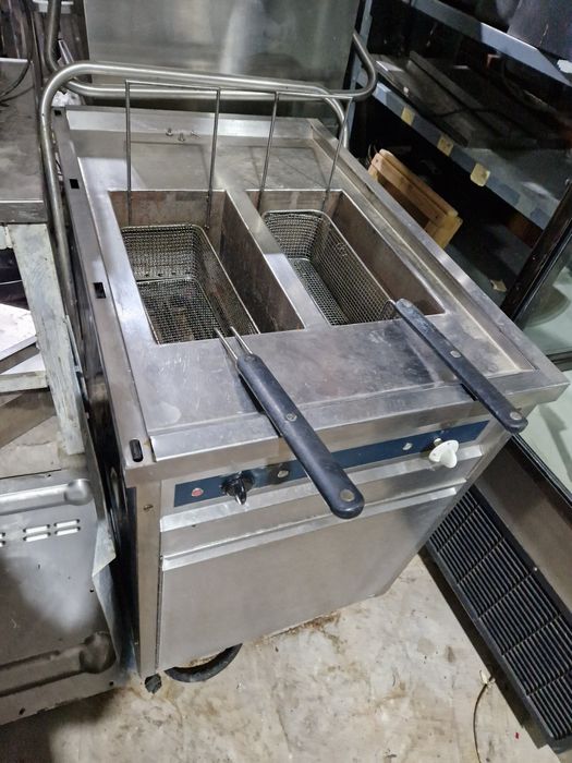 Friteuza inox cu banc, la 380v, de putere