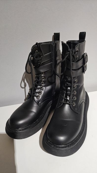 Зимни боти на ток и кубинки