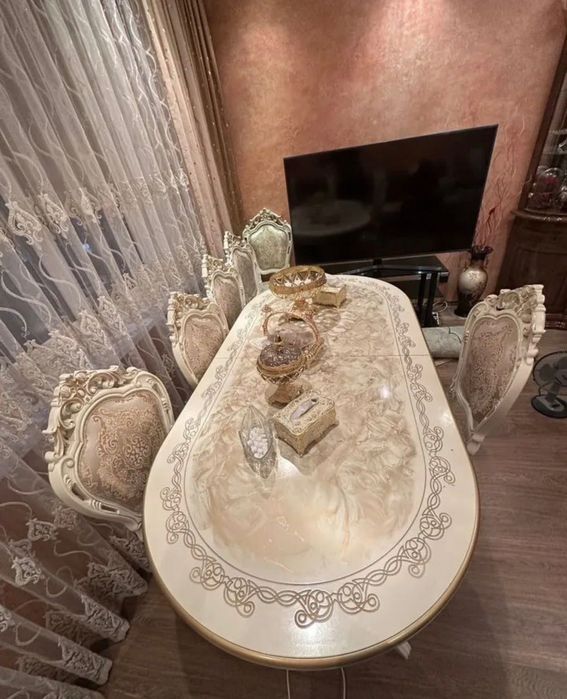 Стол со стульями