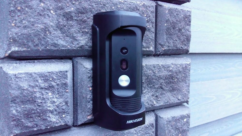 Камера видеонаблюдения и домофонов.