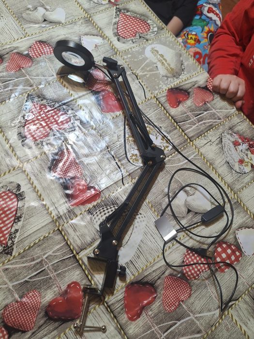 Настолна лампа със захранване