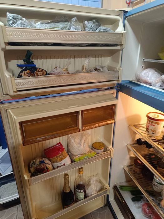 Продавам Хладилник с фризер  GIBSON