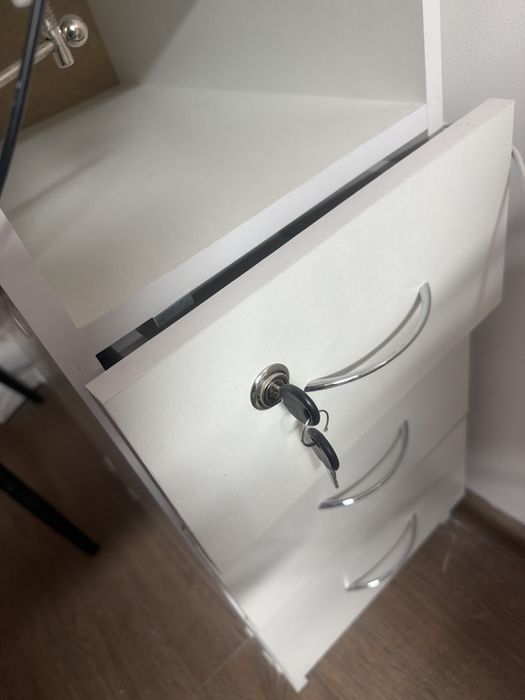 Маникюрный стол