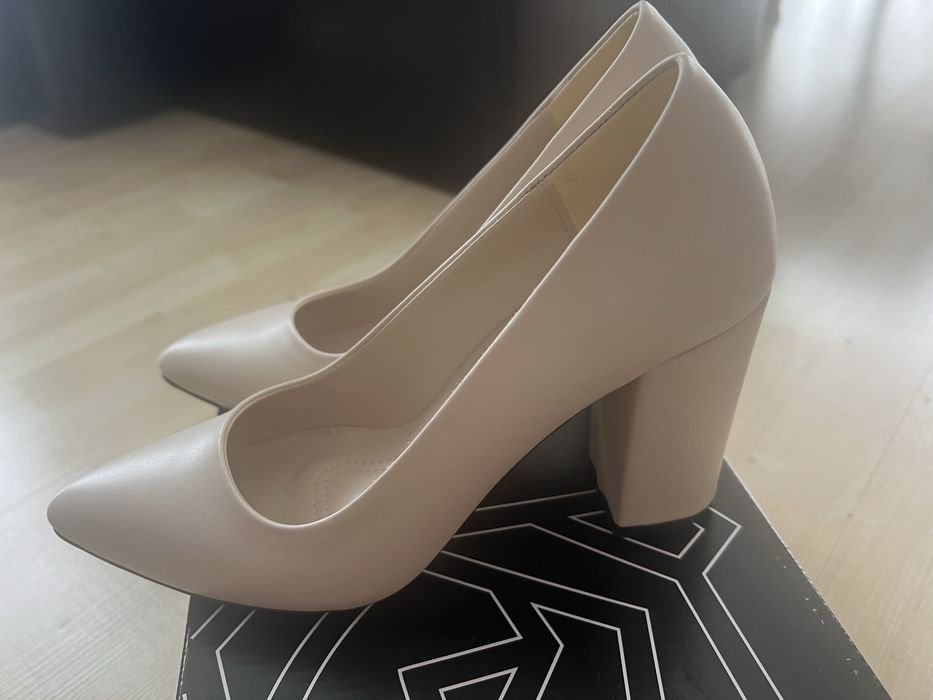 Pantofi noi marimea 37