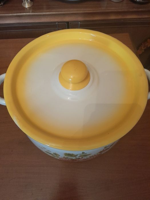 Продам эмалированную кастрюлю