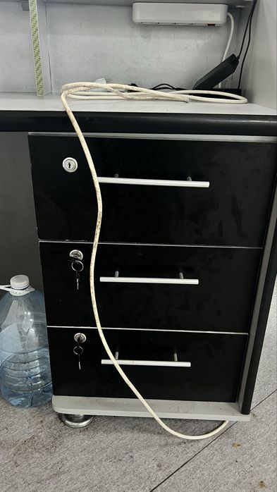 Продам стол витрина