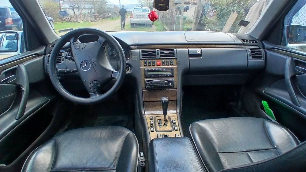 Mercedes  E  320  W 210
