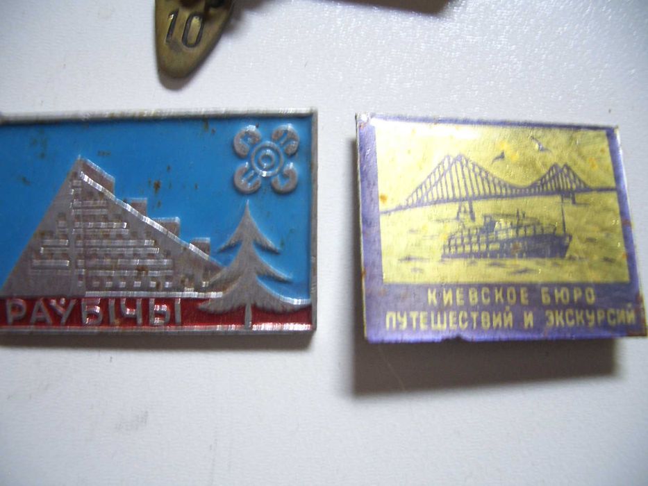 Два набора из бумажных денег и значков