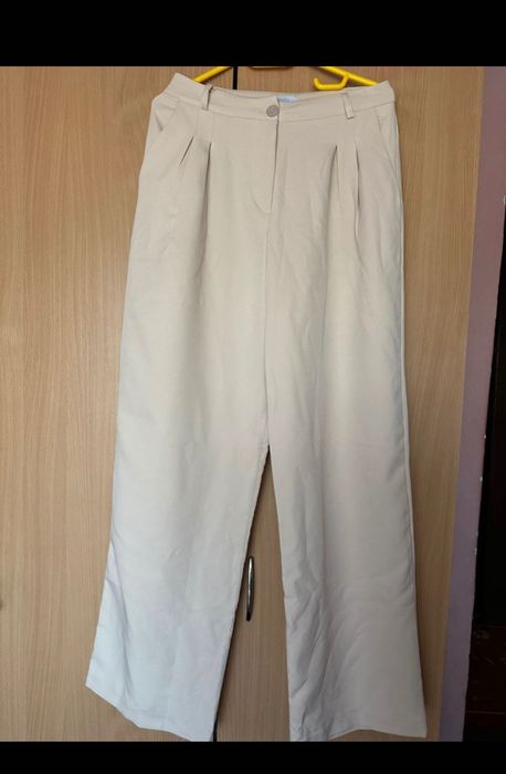 Vând costum mărimea 38, crem, nou, cu etichetă!