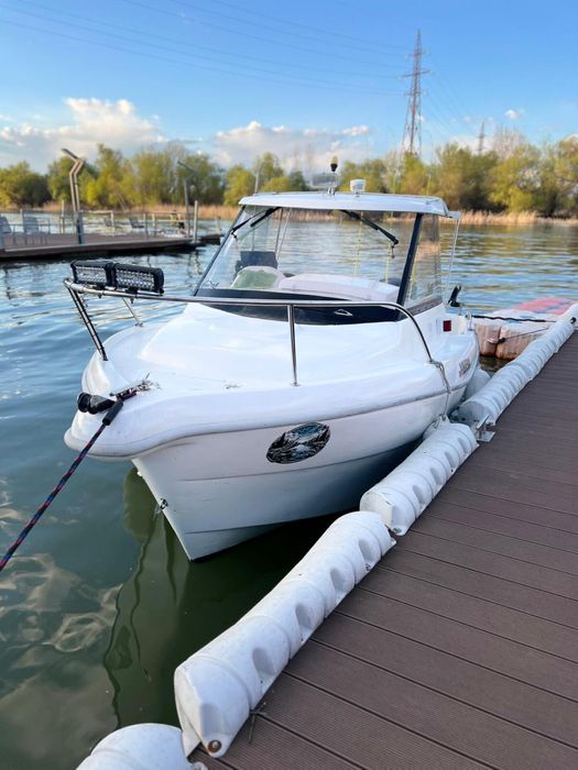 Cabinata cu motor 80cp si peridoc