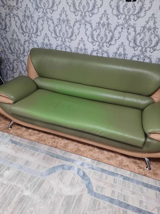 Продам диван б/у 40000самовывоз...торг уместен