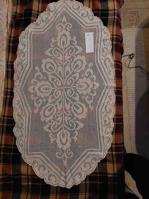 Предлагам плетени на една кука покривки за маса,ед.легла и спалня