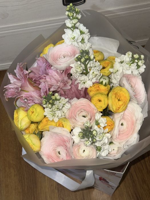 Букет с ранункулюсами