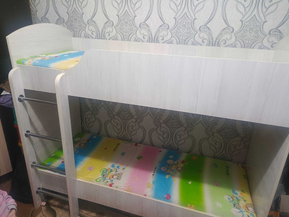 Двухьярусный кровать