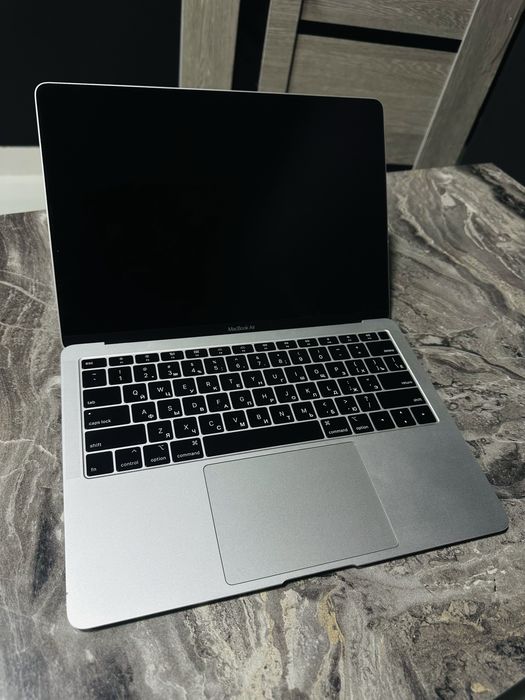 MacBook holati ideal turibdi