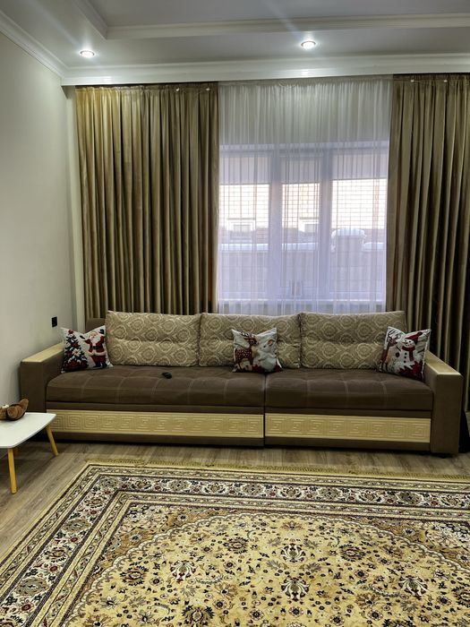 Диван с подушками