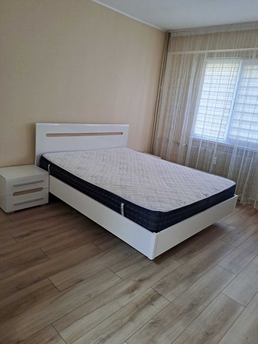 Спалня с матрак, гардероб, скрин, нощни шкафчета и огледало