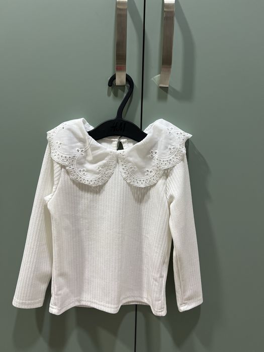 Бяла блуза, червена пола, червени обувки 3-4г