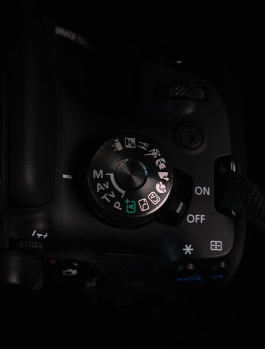 Фотоапарат Canon EOS 2000d