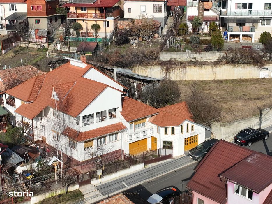 Casă rezidențială cu pivniță și garaj