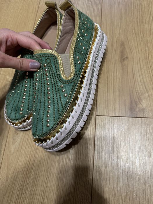 Мокасини с камъни