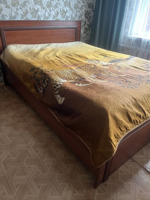 Продам спальный гарнитур.