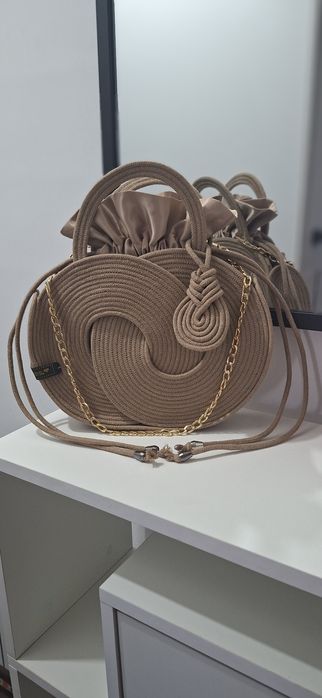 В продаже сумочки ручной работы.