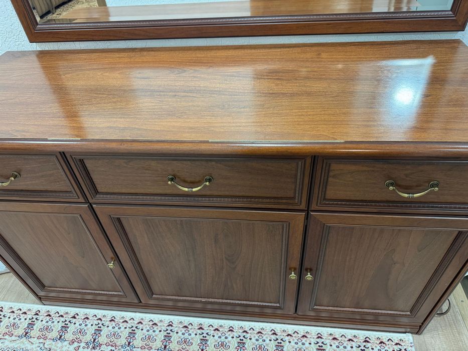 Продам дубовый комод с зеркалом