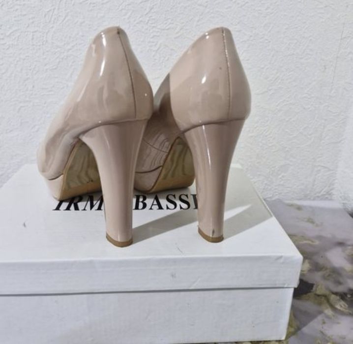 Бежевые лакированные туфли