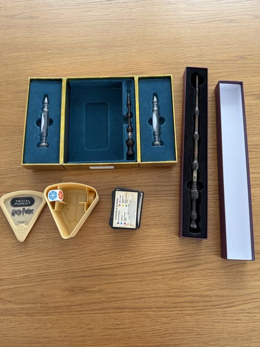 Set Harry Potter – Trivial Pursuit + Baghetă Colecție + Cutie Cadou