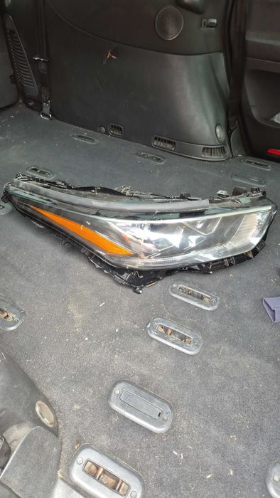 Продавам десен фар