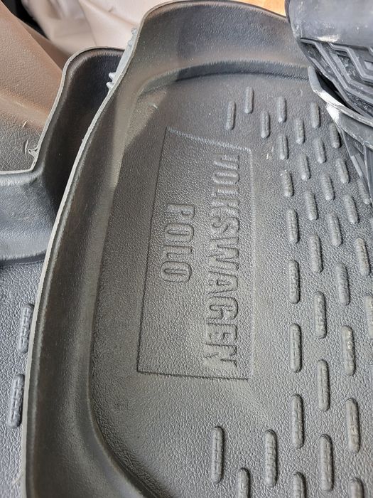 Коврики в салон два комплекта.