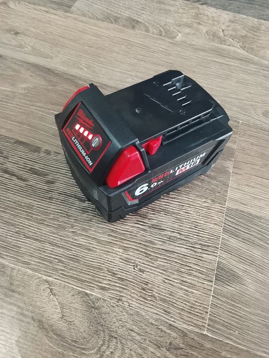 2 buc. Baterii Milwaukee de 6A. Noi.