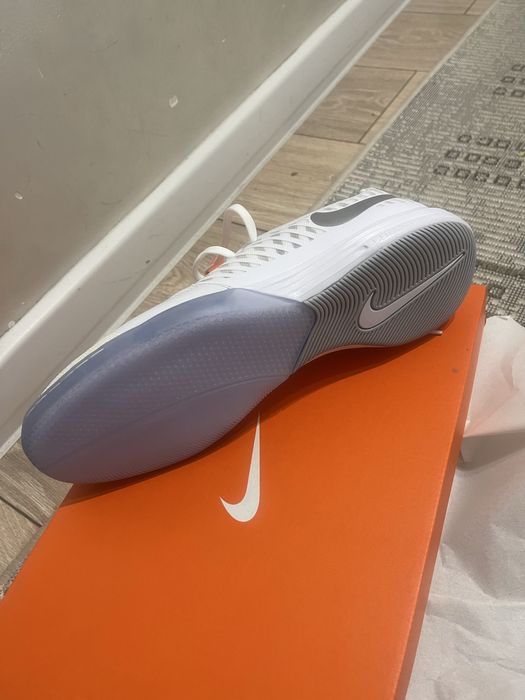 Футзалки новые Nike