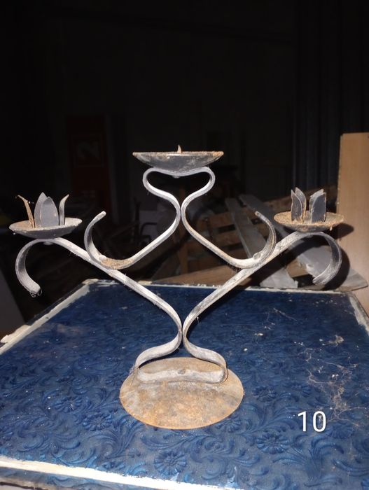 Ковани свещници.