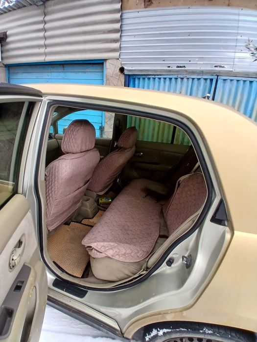 Nissan tida  машина