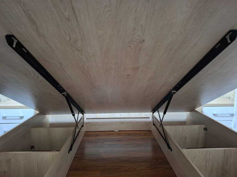 Кровать с подъемным механизмом и две тумбочки