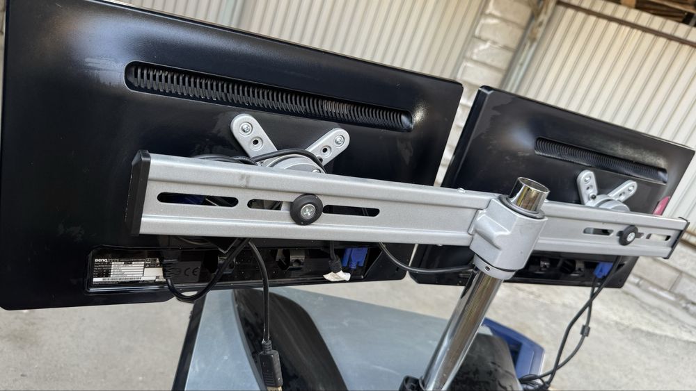 Продам мониторы вместе с креплением