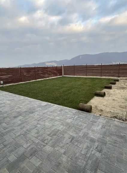 Gazon Rulou Dens și Viguros – Verificare Video și Montaj Rapid