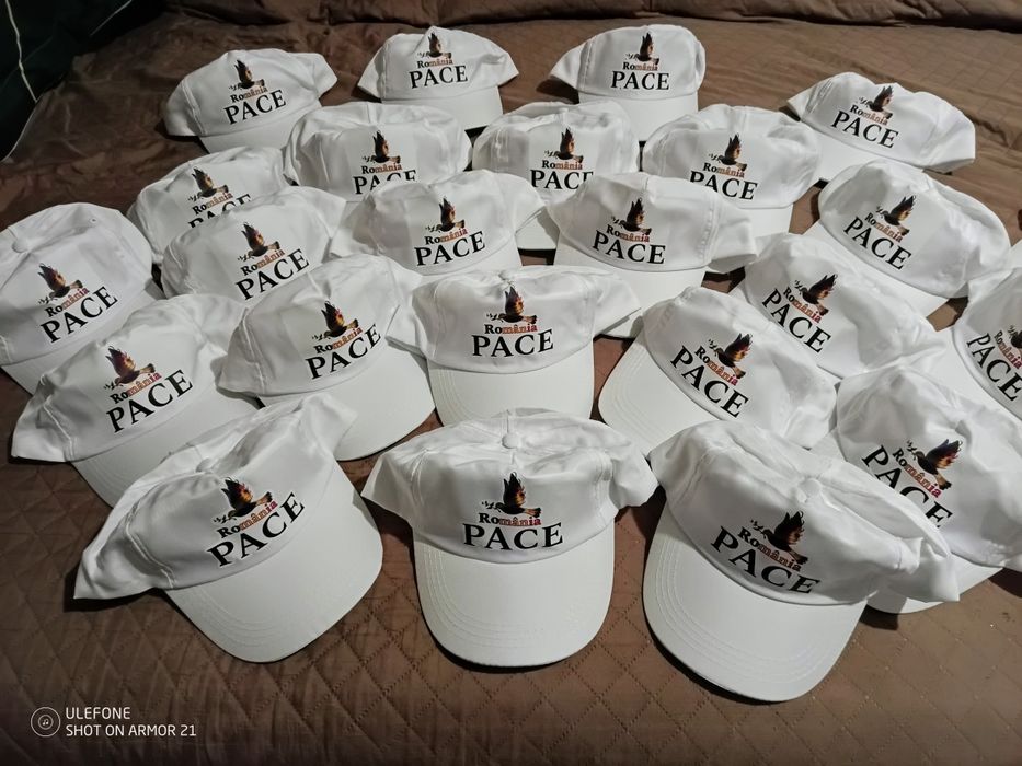 Șepci albe cu mesajul PACE