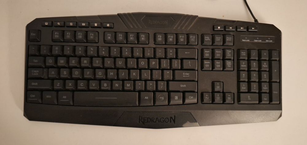 Tastatură Redragon – Iluminare RGB, stare excelentă