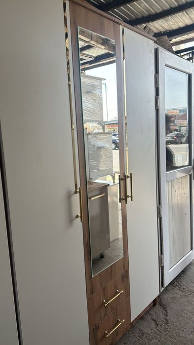 Шкаф ұш есікты, төрт есікті