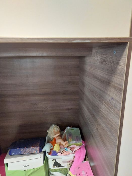 Двуетажно легло с бюро