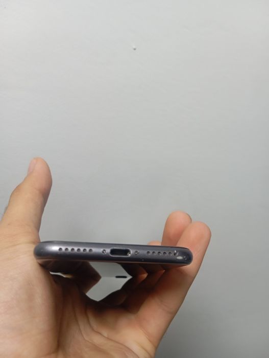 iPhone 8  64GB .