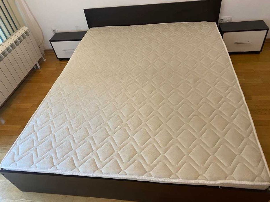 Плодавам спалня с еднолицев матрак и две нощни шкафчета