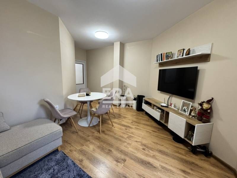 Ексклузивен тристаен обзаведен апартамент с открито паркомясто за прод