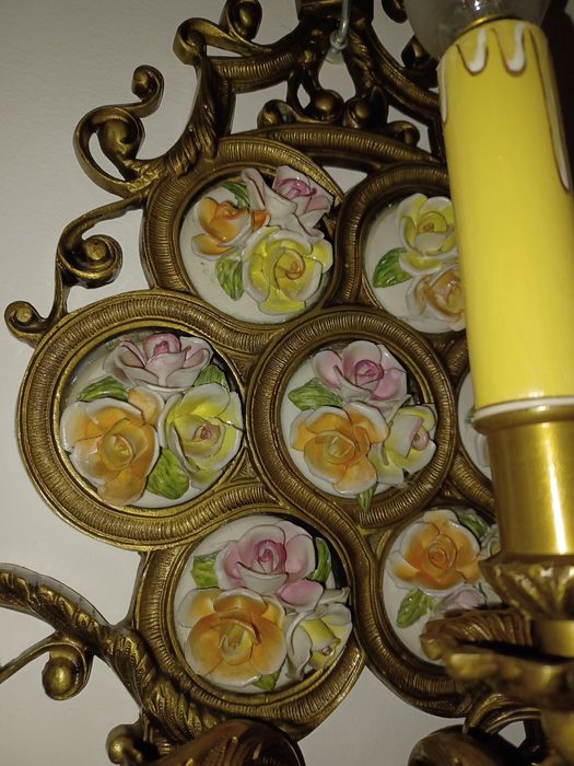 Pereche aplice din bronz masiv cu flori din portelan Capodimonte
