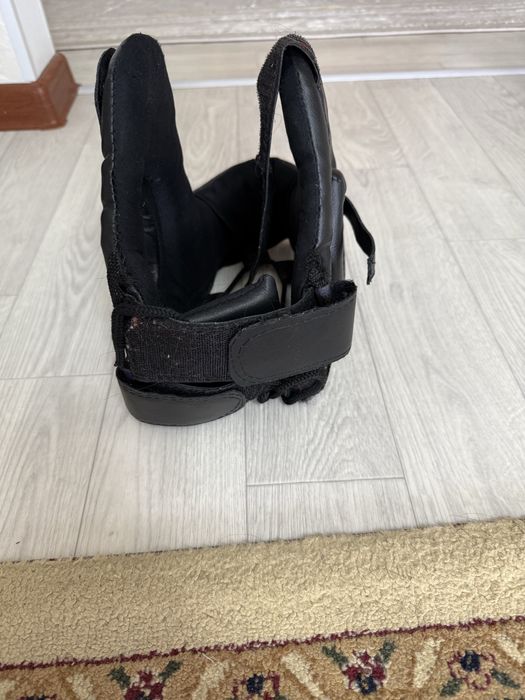 Продам шлем и перчатку для спорта