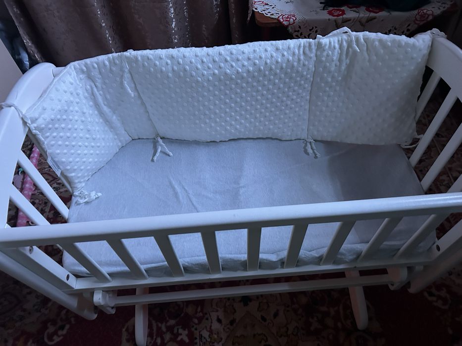Pătuț bebe L:95cm, l:51cm, L(saltea)90cm.